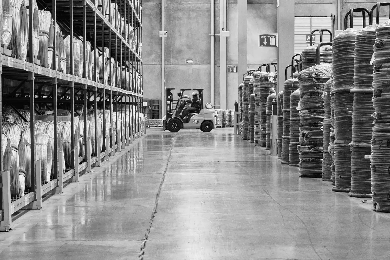 Empilhadeira operando em armazém industrial