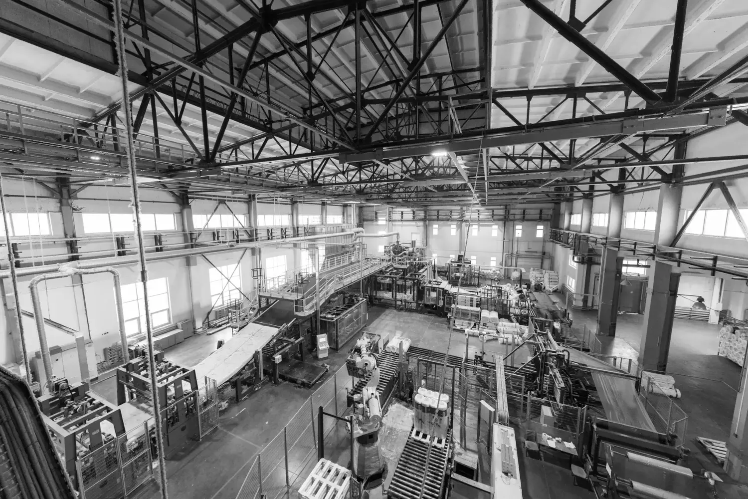 Interior de planta industrial com maquinário de produção